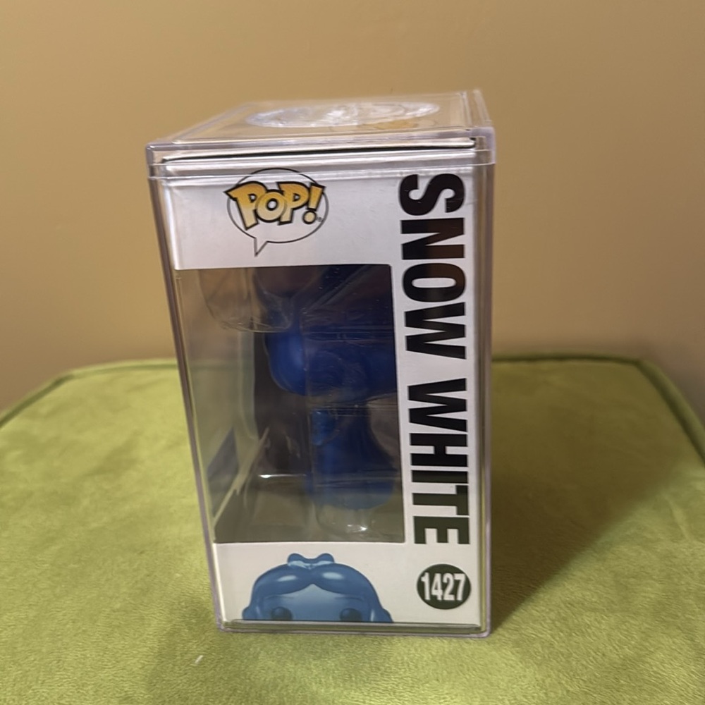 FUNKO POP! SNOW WHITE (TRANSLUCENT BLUE) (GLOW) WITH POP! PROTECTOR - Picture 6 of 10